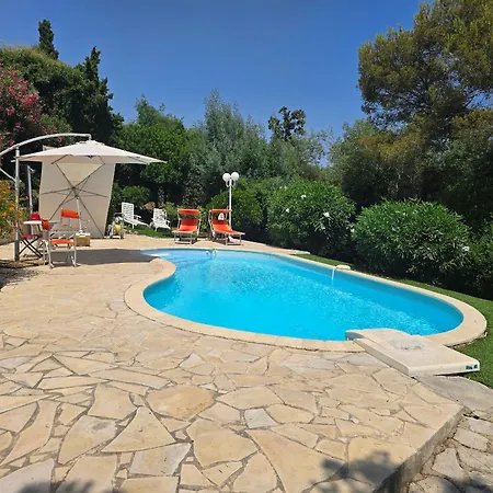 Dans Avec Piscine לס איסאמברה